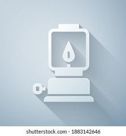 Papier schneiden Camping Laterne Symbol einzeln auf grauem Hintergrund. Frohes Halloween-Fest. Kunststil aus Papier. Vektorgrafik