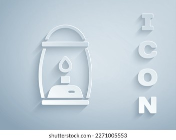 Icono de linterna de camping cortado con papel aislado en fondo gris. Estilo de arte de papel. Vector