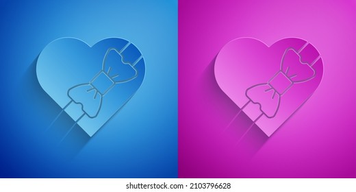 Corta papel Candy en una caja con forma de corazón e icono de arco aislado en fondo azul y púrpura. Día de San Valentín. Estilo de arte de papel. Vector