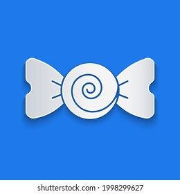 Icono de Candy de corte de papel aislado en fondo azul. Feliz Navidad y Feliz Año Nuevo. Estilo de arte de papel. Vector