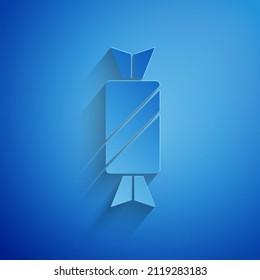Icono de Candy de corte de papel aislado en fondo azul. Estilo de arte de papel. Vector