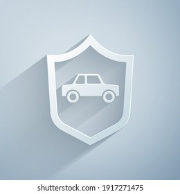 Cortado de papel Coche con icono de escudo aislado en fondo gris. Concepto de seguro. Seguridad, seguridad, protección, concepto de protección. Estilo de arte de papel. Vector