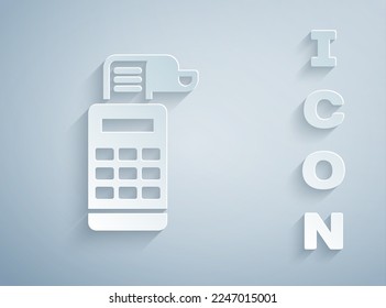 Cortado de papel Máquina registradora de efectivo con un icono de cheque aislado en fondo gris. Cartel de cajero. Símbolo de caja de seguridad. Estilo de arte de papel. Vector