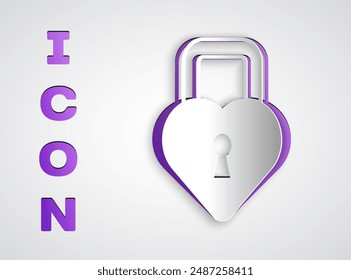 Castillo de corte de papel en forma de un icono de corazón aislado sobre fondo gris. Corazón Cerrado. Símbolo de amor y signo de ojo de cerradura. Feliz día de San Valentín. Estilo de arte de papel. Vector