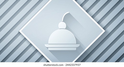Corte de papel rebanada de pastel de queso de cereza con icono de relleno de frutas aislado sobre fondo gris. Estilo de arte de papel. Vector