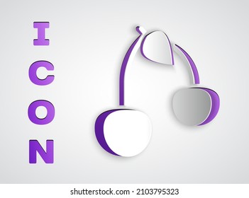 Icono de cortar papel cereza aislado en fondo gris. Fruta con símbolo de hoja. Estilo de arte de papel. Vector