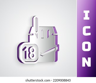 Icono de la caja de cigarrillos de corte de papel aislado en fondo gris. Límite de edad para los cigarrillos. Paquete de cigarrillos. Estilo de arte de papel. Vector