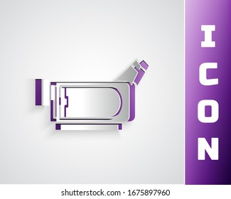 Icono de cámara de cine cortado en papel aislado en fondo gris. Cámara de video. Signo de película. Proyector de película. Estilo de arte de papel.  Ilustración vectorial