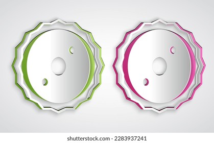 Kreissägeblätter auf Papier geschnitten Kreissäge Symbol einzeln auf grauem Hintergrund. Sägerad. Kunststil aus Papier. Vektorgrafik