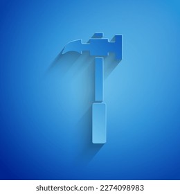 Icono del martillo de la cortada de papel aislado en fondo azul. Martillo carpintero. Herramienta de reparación. Estilo de arte de papel. Ilustración vectorial