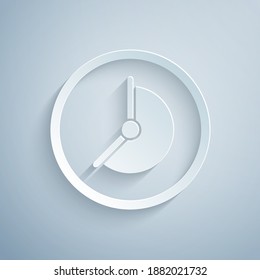 Icono de reloj de corte de papel aislado en fondo gris. Símbolo de tiempo. Estilo de arte de papel. Vector.