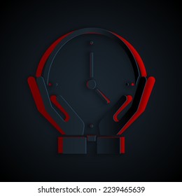 Icono de reloj de corte de papel aislado en fondo negro. Símbolo de tiempo. Estilo de arte de papel. Vector