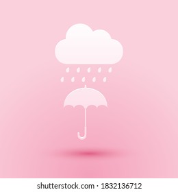 Papierschnitt Cloud mit Regenfall auf Regenschirmsymbol einzeln auf rosafarbenem Hintergrund. Kunststil aus Papier. Vektorgrafik.