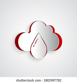 Corta papel Nube con icono de lluvia aislado en fondo gris. Precipitación de nubes de lluvia con caídas de lluvia. Estilo de arte de papel. Ilustración vectorial