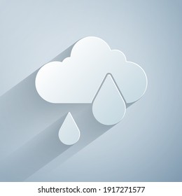 Corta papel Nube con icono de lluvia aislado en fondo gris. Precipitación de nubes de lluvia con caídas de lluvia. Estilo de arte de papel. Vector