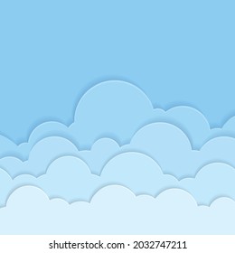El papel cortó nubes en el fondo azul del cielo. Estilo moderno del arte en papel. Ilustración vectorial.