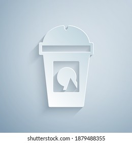 Corte de papel Café taza para ir icono aislado en fondo gris. Quita la impresión. Estilo de arte de papel. Vector.