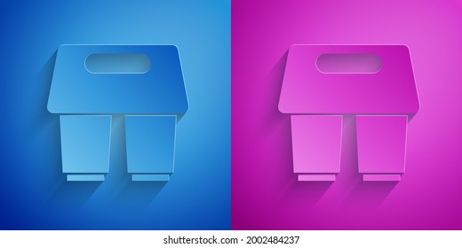 Corte de papel Café taza para ir icono aislado en fondo azul y púrpura. Estilo de arte de papel. Vector