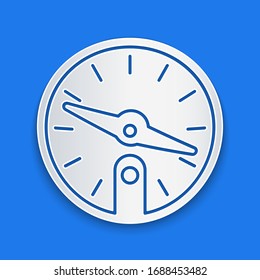 Icono de brújula de corte de papel aislado en fondo azul. Símbolo de navegación de Windrose.Signo de rosa eólica. Estilo de arte de papel. Ilustración vectorial