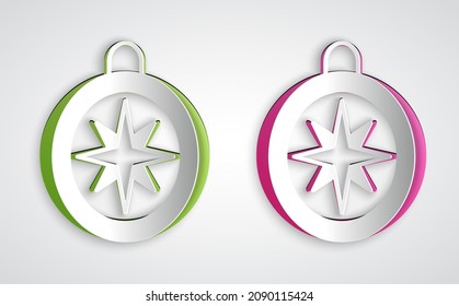 Icono de brújula de corte de papel aislado en fondo gris. Símbolo de navegación de Windrose. Signo de rosa eólica. Estilo de arte de papel. Vector