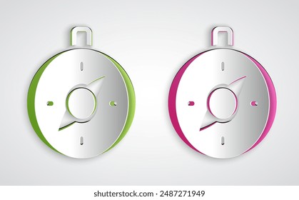 Icono de brújula de corte de papel aislado sobre fondo gris. Símbolo de navegación de Windows. Signo de rosa de viento. Estilo de arte de papel. Vector