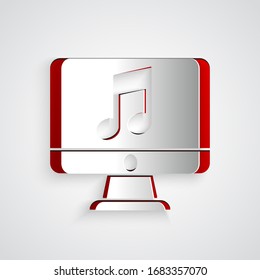 Cortado de papel Equipo con símbolo de nota musical en el icono de pantalla aislado en fondo gris. Estilo de arte de papel. Ilustración vectorial