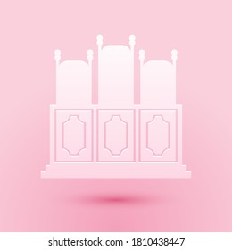 Corte de papel sala de la Corte con un icono de mesa aislado en fondo rosa. Icono de sillas. Estilo de arte de papel. Vector.