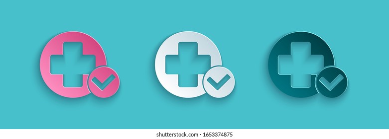 Cortado de papel Icono médico cruzado aislado en fondo azul. Primeros auxilios. Símbolo de diagnóstico. Signo de medicina y farmacia. Estilo de arte de papel.  Ilustración vectorial