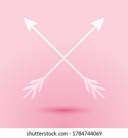 Papier geschnitten Kreierte Pfeile Symbol einzeln auf rosafarbenem Hintergrund. Kunststil aus Papier. Vektorgrafik.