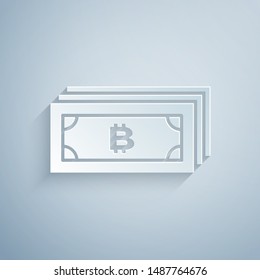 Cortado de papel Bitcoin de criptomoneda en círculo con el icono del circuito de microchips aislado en fondo gris. Tecnología de cadena de bloqueo, mercado monetario digital. Estilo de arte de papel. Ilustración vectorial