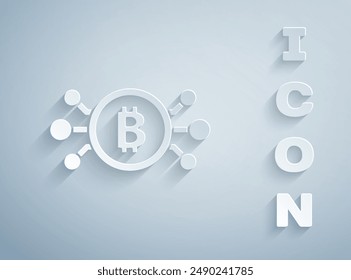 Papel cortado Criptomoneda bitcoin en círculo con icono de circuito de microchip aislado en fondo gris. Tecnología Blockchain, mercado de dinero digital. Estilo de arte de papel. Vector