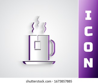 Corte de papel Taza de té con icono de bolso de té aislado en fondo gris. Estilo de arte de papel.  Ilustración vectorial