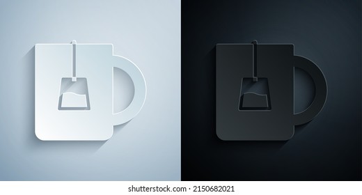 Corte de papel Taza del icono del té aislado en fondo gris y negro. Estilo de arte de papel. Vector
