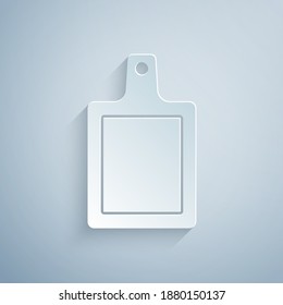 Recorte de papel Icono de tablero de corte aislado en fondo gris. Símbolo del tablero de corte. Estilo de arte de papel. Vector.
