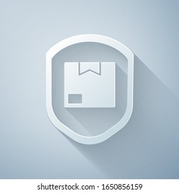 Papierschnitt Lieferpackung Sicherheit mit Schild Symbol einzeln auf grauem Hintergrund. Lieferversicherung. Kartonboxen mit Versicherung hinter dem Schild. Kunststil aus Papier. Vektorillustration-Illustration