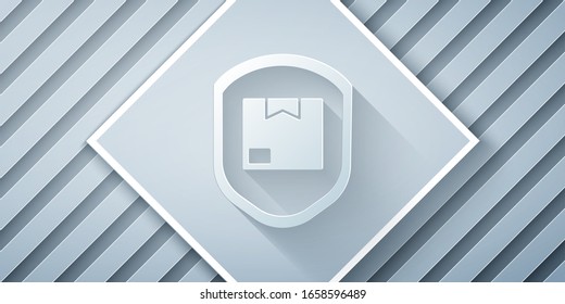 Corte de papel Seguridad del paquete de entrega con el icono de escudo aislado en fondo gris. Seguro de entrega. Caja de cartón asegurada más allá de la pantalla. Estilo de arte de papel.  Ilustración vectorial