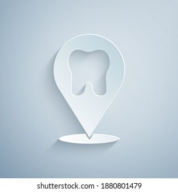 Corte de papel Icono de ubicación de clínica dental aislado en fondo gris. Estilo de arte de papel. Vector.