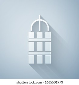 Cortado de papel Detonar la bomba dinamita y el icono del reloj del temporizador aislado en el fondo gris. Bomba de tiempo - concepto de peligro de explosión. Estilo de arte de papel. Ilustración vectorial