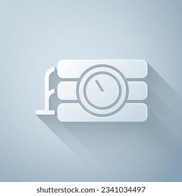 Cortado de papel Detonate la barra dinamita de la bomba y el icono del reloj del temporizador aislado en el fondo gris. Bomba de tiempo - concepto de peligro de explosión. Estilo de arte de papel. Vector