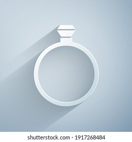 Recorte de papel Icono del anillo de compromiso de diamantes aislado en fondo gris. Estilo de arte de papel. Vector
