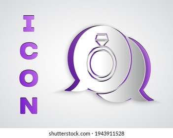 Recorte de papel Icono del anillo de compromiso de diamantes aislado en fondo gris. Estilo de arte de papel. Vector