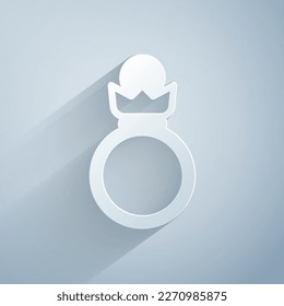 Recorte de papel Icono del anillo de compromiso de diamantes aislado en fondo gris. Estilo de arte de papel. Vector