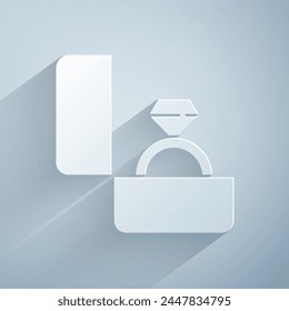 Icono de anillo de compromiso de diamante cortado en papel aislado sobre fondo gris. Estilo de arte de papel. Ilustración vectorial