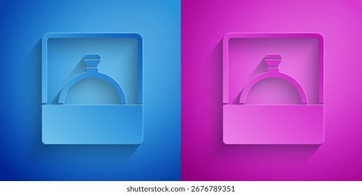 Icono de anillo de compromiso de diamante cortado en papel aislado sobre fondo azul y púrpura. Estilo de arte de papel. Vector