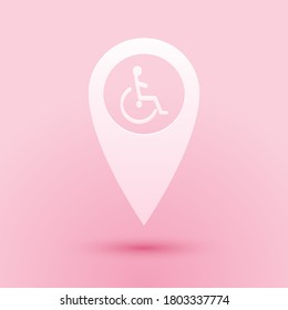 Papierschnitt Behinderter Handicap in Karte Zeiger Symbol einzeln auf rosafarbenem Hintergrund. Ungültiges Symbol. Rollstuhlfahrer-Handicap-Schild. Kunststil aus Papier. Vektorgrafik.
