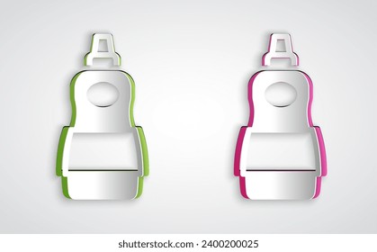 Corte de papel Icono del frasco líquido lavavajillas aislado en el fondo gris. Detergente líquido para lavar platos. Estilo de arte de papel. Vector