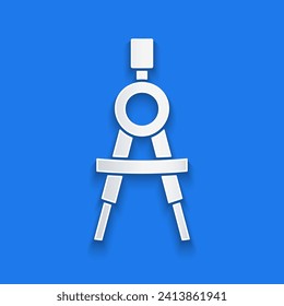 Icono de brújula de dibujo de corte de papel aislado en fondo azul. Signo de brújula. Herramientas educativas y de dibujo. Instrumento geométrico. Estilo de arte de papel. Vector