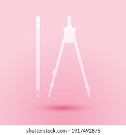 Papierschnitt Zeichenkompass und Bleistift-Symbol einzeln auf rosafarbenem Hintergrund. Bildungszeichen. Zeichnen und Unterrichten. Geometrische Ausrüstung. Schulbüro. Kunststil aus Papier. Vektorgrafik.