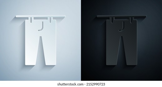 Corte de papel Icono de ropa de secado aislado en fondo gris y negro. Pantalones limpios. Lávese la ropa en una cuerda con espinas de tela. Cuidado de la ropa y limpieza. Estilo de arte de papel. Vector
