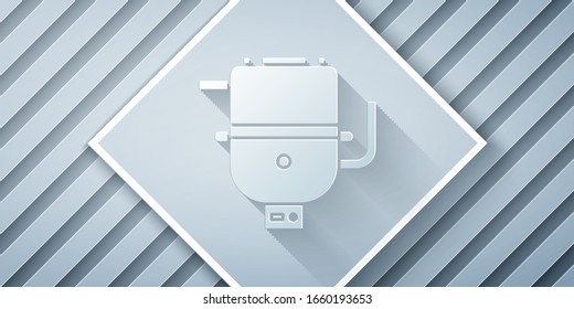 Cortado de papel Caldera eléctrica para el icono de agua caliente aislado en fondo gris. Estilo de arte de papel. Ilustración vectorial